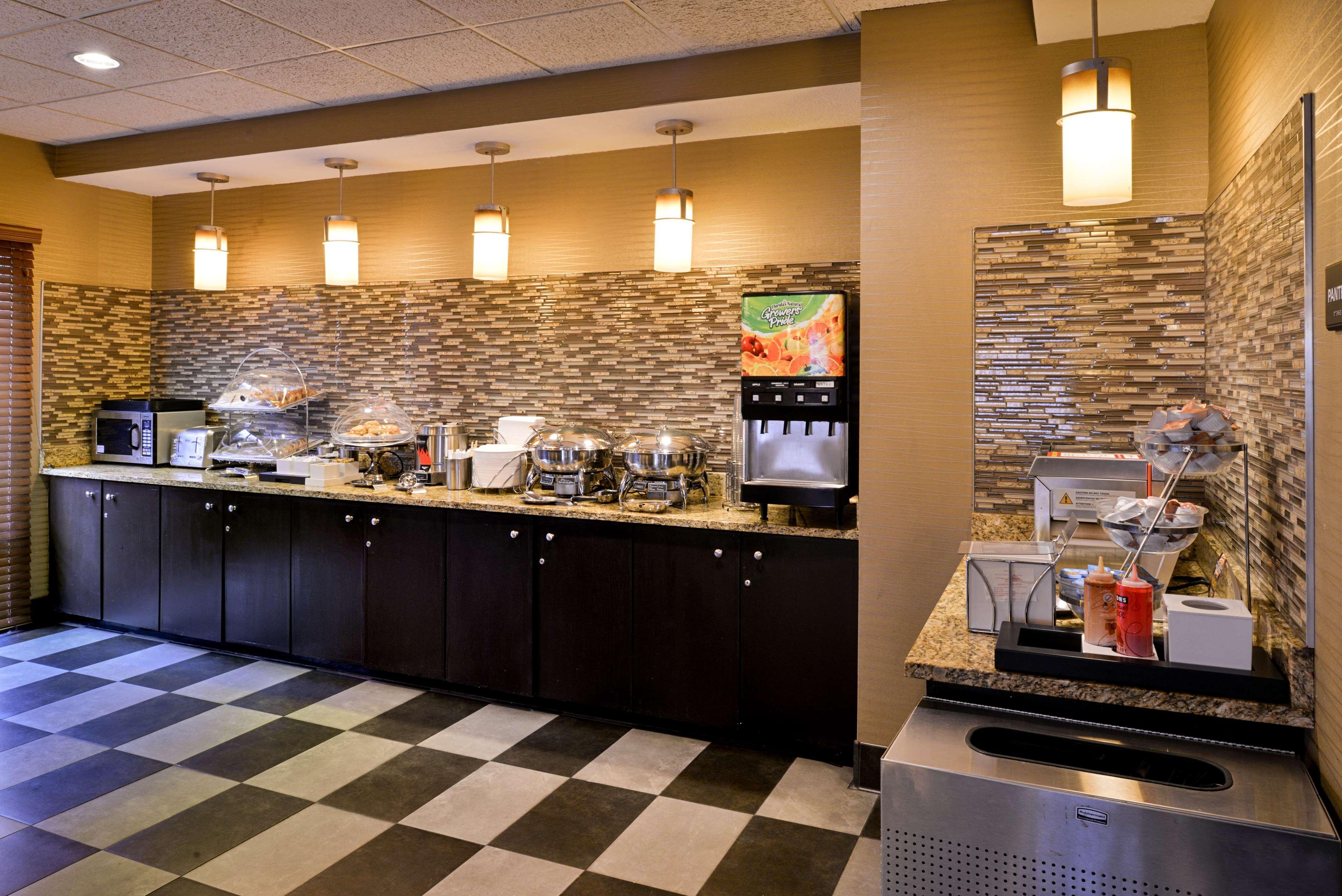 Best Western Plus Wichita West Airport Inn Exterior photo