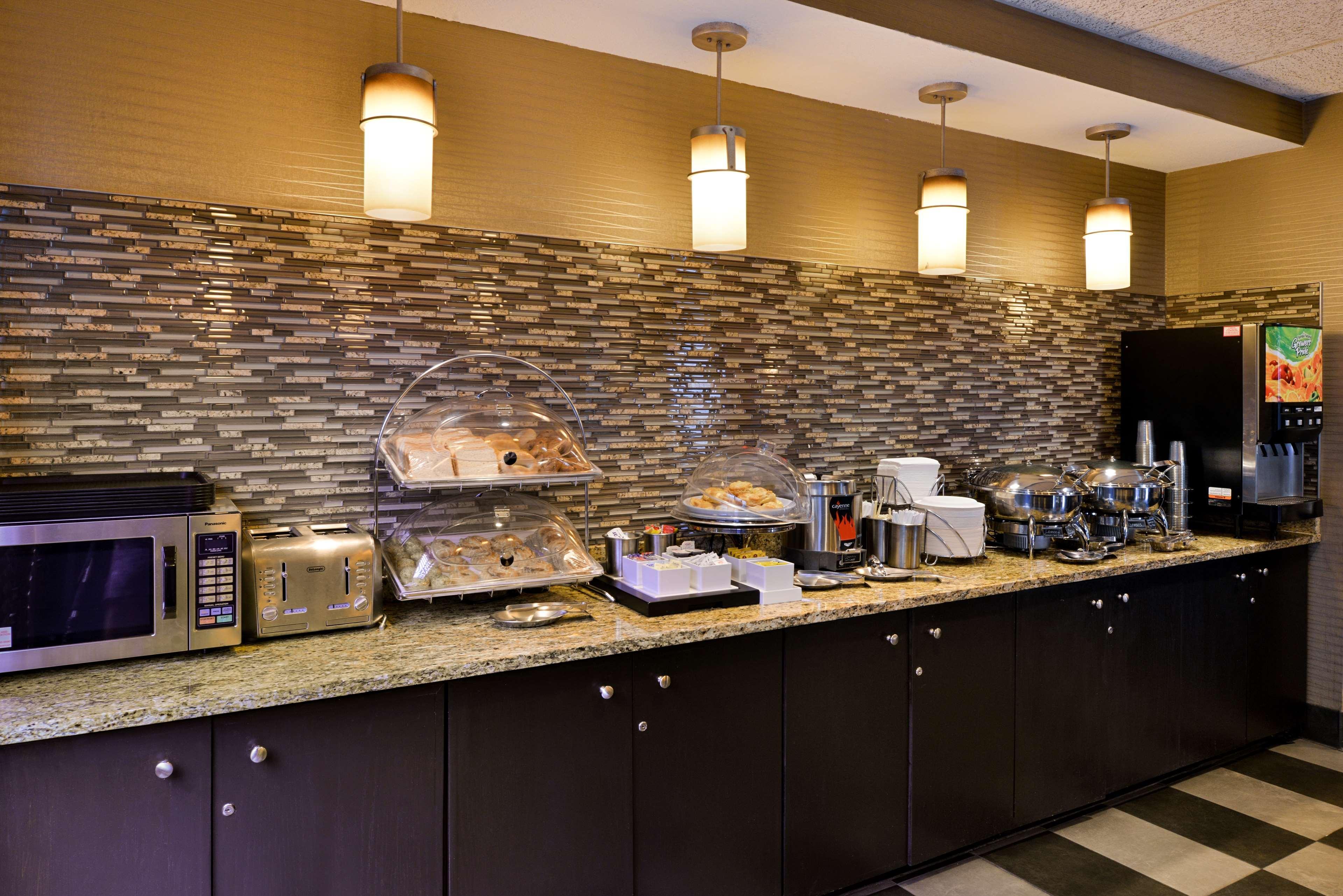 Best Western Plus Wichita West Airport Inn Exterior photo